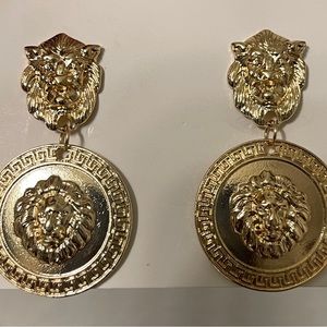 Gold round shape earrings